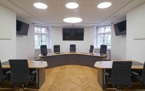 Monitore, Richterbank und Beteiligtenplätze im elektronischen Sitzungssaal des Bundesfinanzhofs