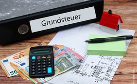 Terminvorschau: Verkündungstermine zur Grundsteuer „Bundesmodell“ am Mittwoch, 10. Dezember 2025, ab 9 Uhr im Bundesfinanzhof Ordner mit Aufschrift Grundsteuer, Taschenrechner, Kugelschreiber, Notizblock, Geldscheine, Grundrissplan
