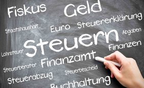 Rücklage nach § 6b EStG und Grundsätze des formellen Bilanzenzusammenhangs Kreide auf Schiefertafel, schreibt Steuern, Geld, Fiskus