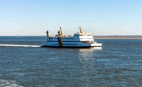 Besteuerungsrecht für die Einkünfte eines Arbeitnehmers an Bord eines Schiffes im nationalen Seeverkehr Eine Passagierfähre fährt über das Wasser.