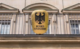 Großaufnahme vom goldenen Bundesfinanzhof-Wappen mit Bundesadler